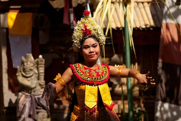 BALI, INDONÉSIE 9 AVRIL : Jeune fille exécute un classique national balinais tenue de bal le 9 avril 2012 à Bali, Indonésie. tenue formelle est un spectacle culturel très populaire sur Bali . — Photo